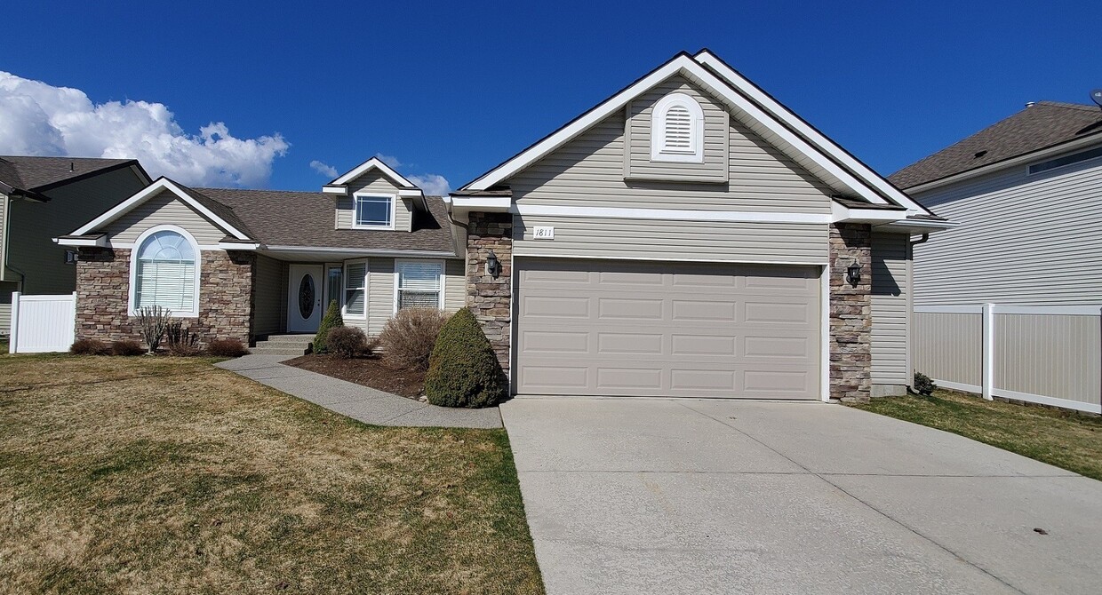 Primary Photo - Beautiful 3 Bedroom Home in Fieldstone Nei...