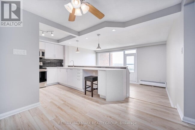 Photo du bâtiment - 915-1915 Elmsmere Rd