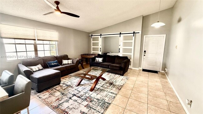 Foto del edificio - 5470 Pine Cir