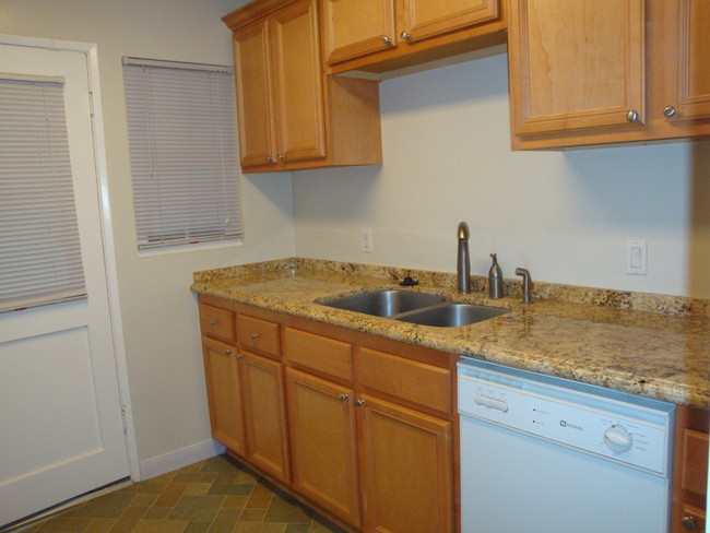 Kitchen - Spacious Beverly Hills Apartment