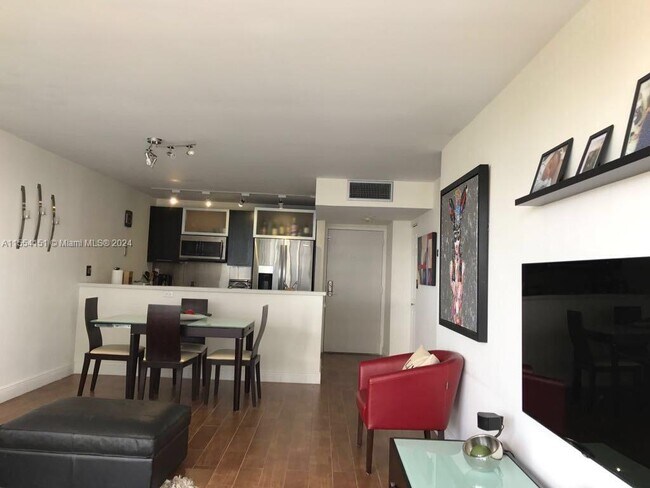 Foto del edificio - 600 NE 36th St