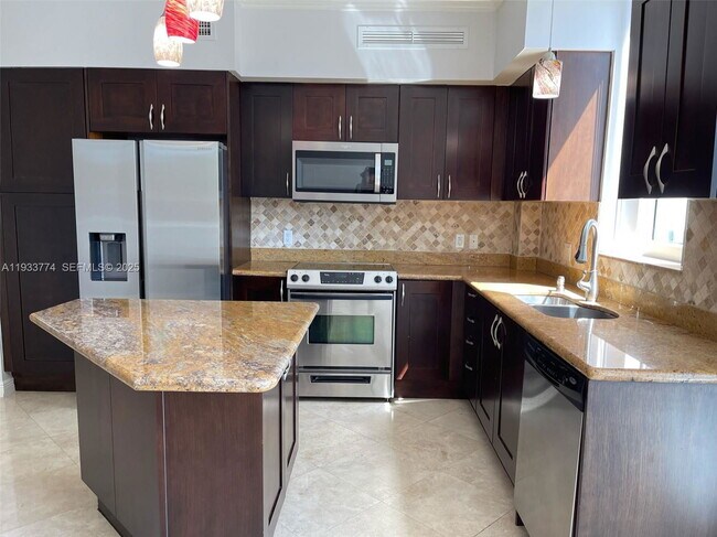 Foto del edificio - 1755 E Hallandale Beach Blvd