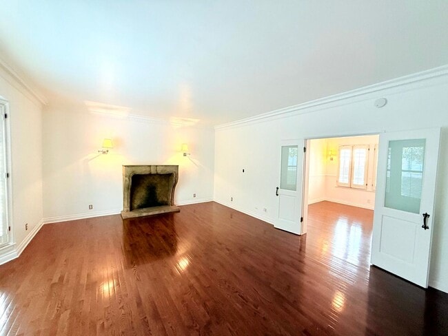 Building Photo - Very Unique Spacious sleek One Bedroom - O...
