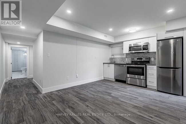 Building Photo - 600-600 St Clarens Ave