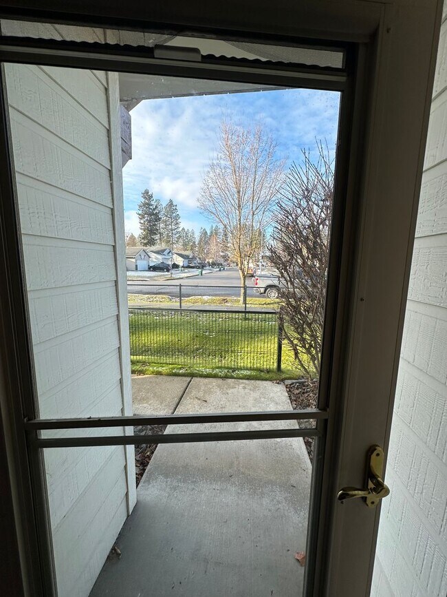 Building Photo - Willow Lake Loop Townhome (APP#221)