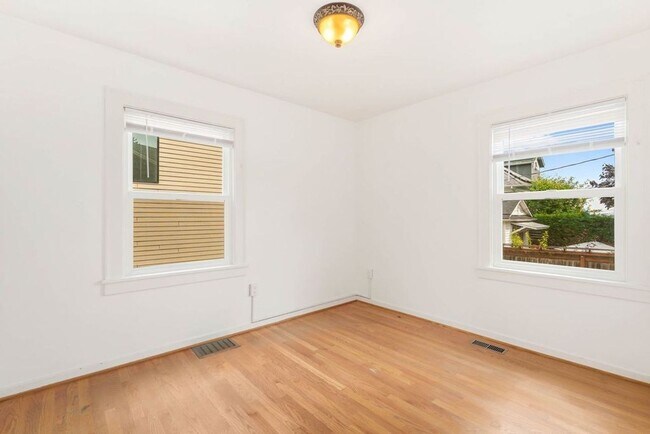Foto del edificio - STUNNING, Bright Capital Hill Home