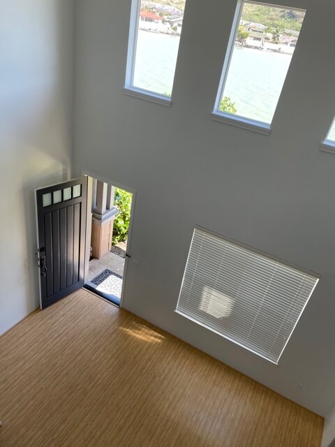 Vaulted Ceiling - expansive window - 580 Lunalilo Home Rd