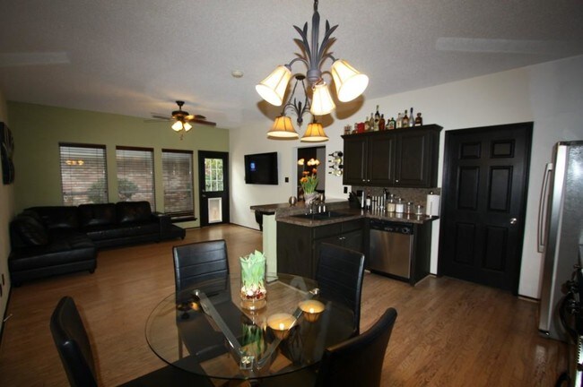 Building Photo - 549 Raintree Cir