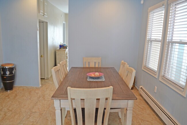 Building Photo - 104 N Troy Ave