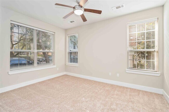 Foto del edificio - 3236 Las Palmas St