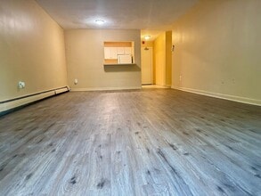 Building Photo - 32 Whites Ave