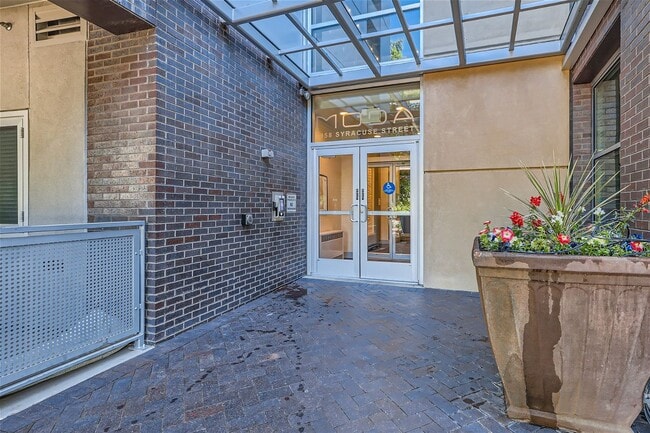Building Photo - Condo near Central Park!
