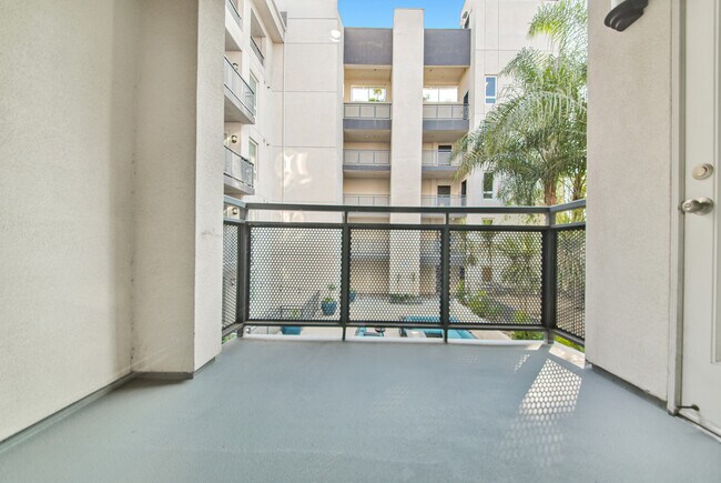 Building Photo - ~2 MONTHS FREE~ Incredible Contemporary St...