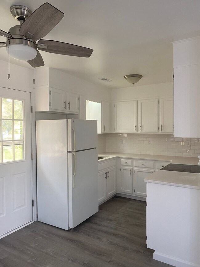 Building Photo - Private fenced in yard 2BR Duplex in East ...