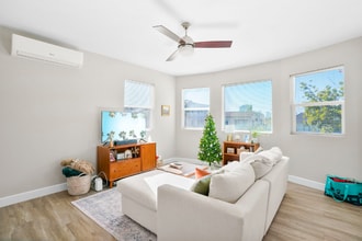 Building Photo - 933 21st St