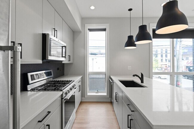 Foto del edificio - 1050 W Cornelia Ave