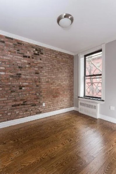 Building Photo - 422 E 9th St