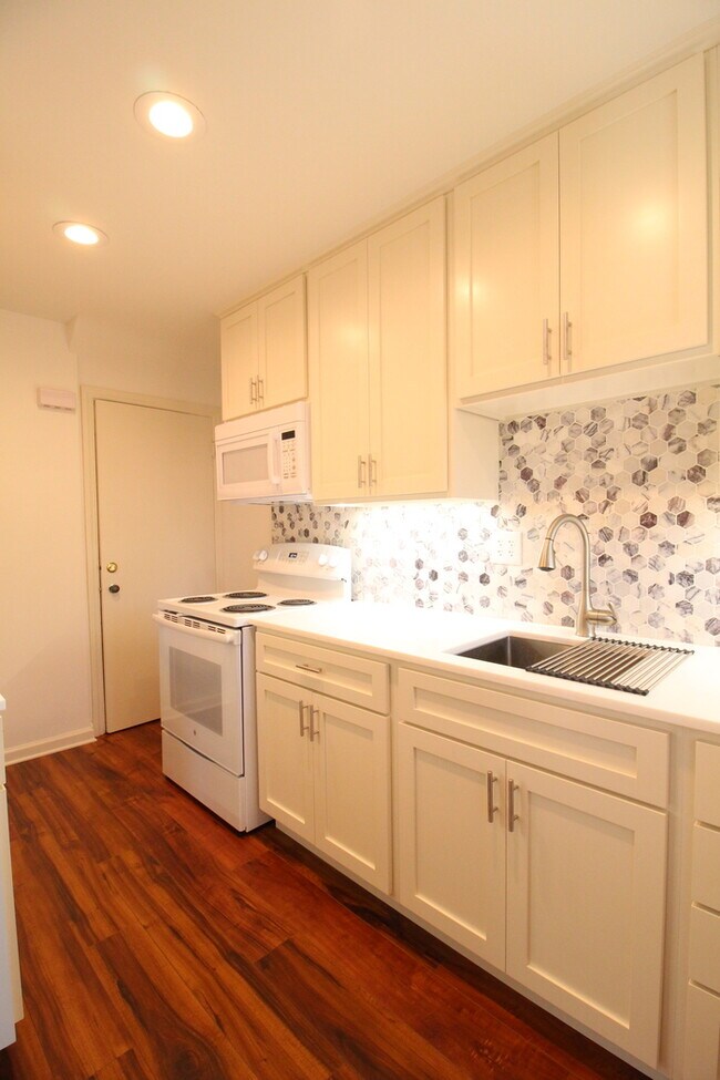 Foto del edificio - COMING SOON Condo in UA School District!