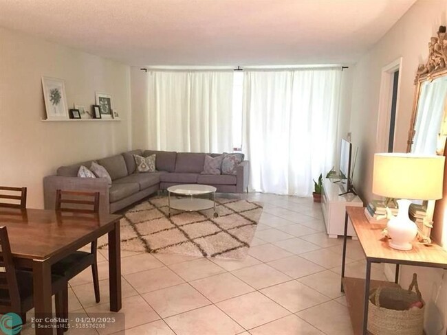 Foto del edificio - 8311 Sands Point Blvd