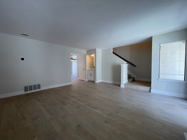 Foto del edificio - Beautiful Updated 3 Bedroom, 2 1/2 Bath Condo