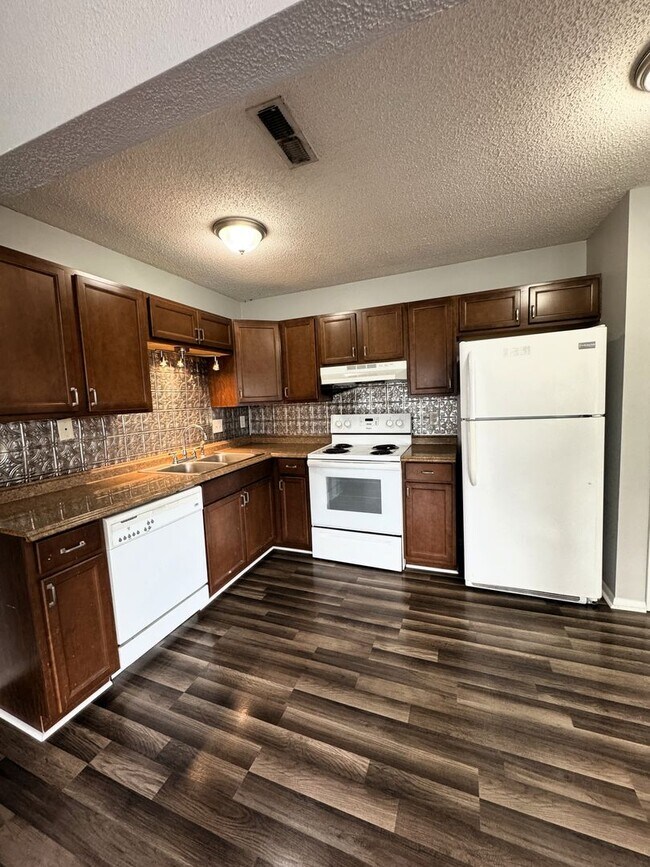 Foto del edificio - Move In Special: 1/2 Off 1st Month's Rent!!