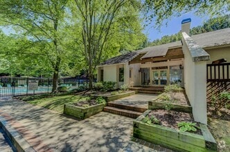 Building Photo - 1405 Huntingdon Chase