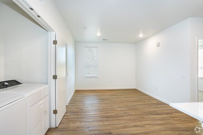 2 habitaciones, 1 baño - 918 pies cuadrados - Sala de estar - Ralston Gardens