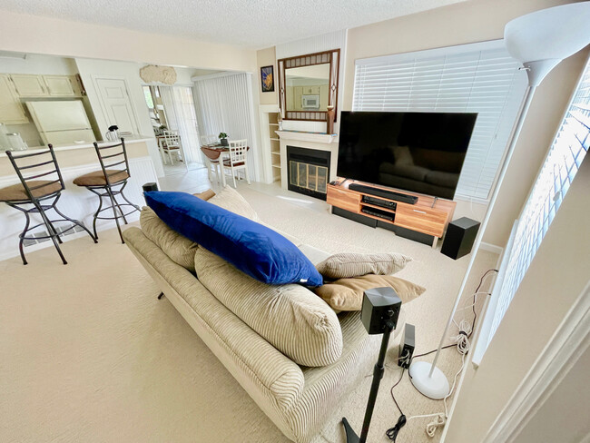 Foto del edificio - 4815 White Rock Cir
