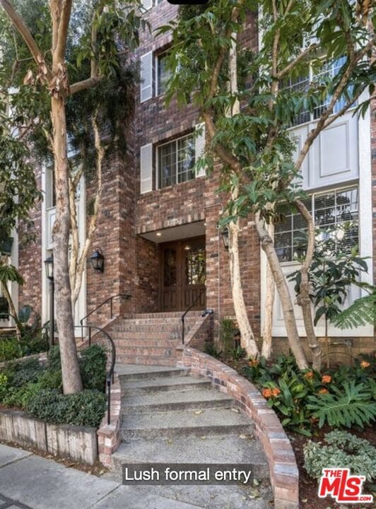 Building Photo - 1375 Kelton Ave