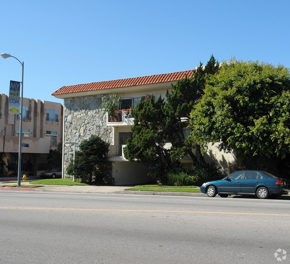 Foto del edificio - 4901 Laurel Canyon Blvd