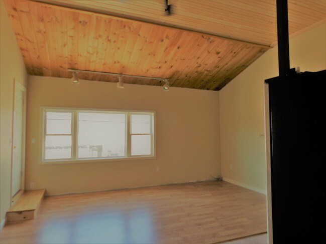 Building Photo - 33 Elm St