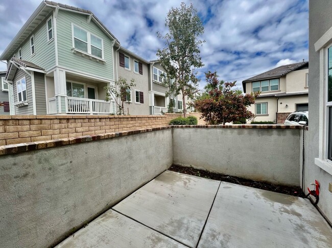 Building Photo - Modern 4 Bedroom Townhome in New Anderson ...