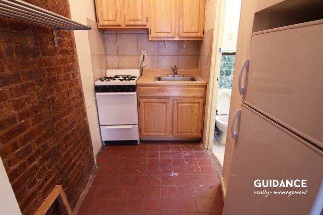 Building Photo - 124 W 81st St