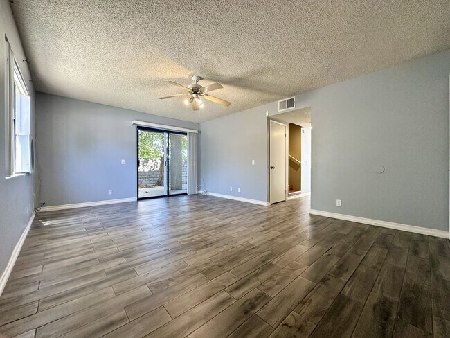 Foto del edificio - AVAILABLE NOW!! 2 BEDROOM 2.5 BATHROOM TWO...