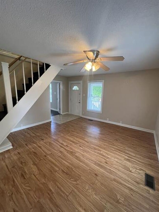 Building Photo - Lenoir City 37771 - Charming 3-Bed, 1.5-Bath Farm-Style Home Within City Limits - Contact Chad We...