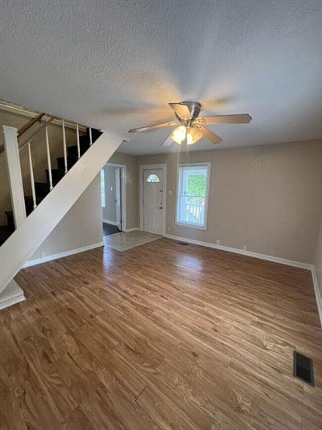 Foto del edificio - Lenoir City 37771 - Charming 3-Bed, 1.5-Bath Farm-Style Home Within City Limits - Contact Chad We...