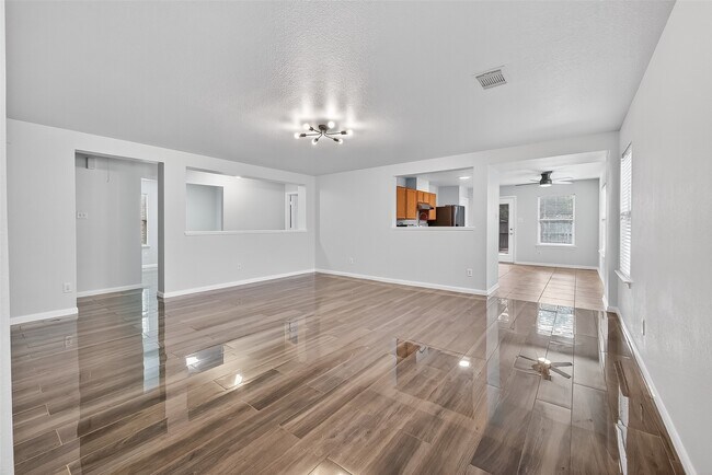 Building Photo - 15319 Mission Oak Dr