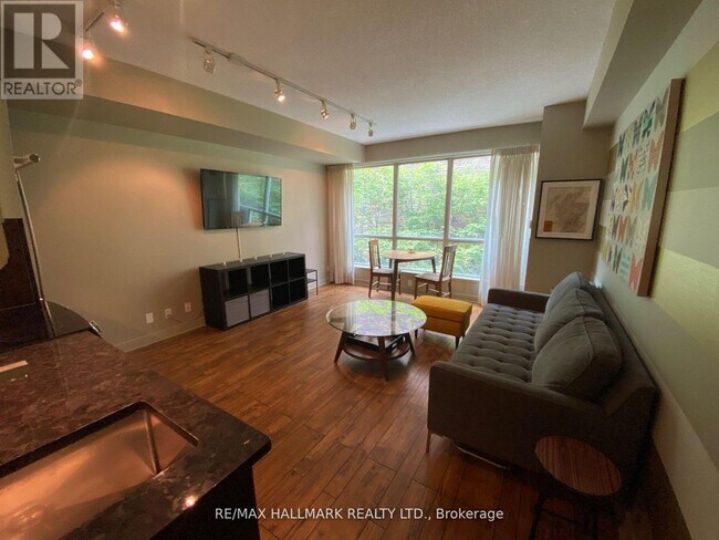 Photo du bâtiment - 350 Wellington St W