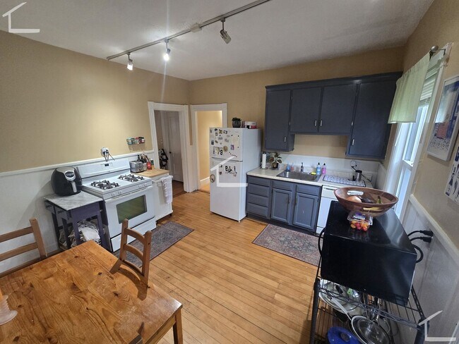 Photo - Huge 3 bed in Somerville!!! House