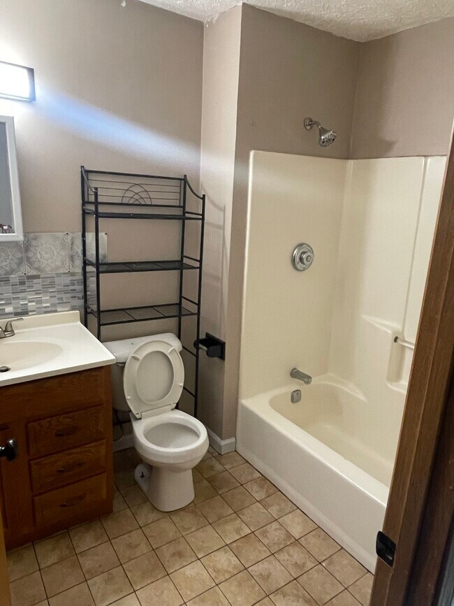 512 E Main St Unit B, Blanchester, OH 45107 Apartments in Blanchester