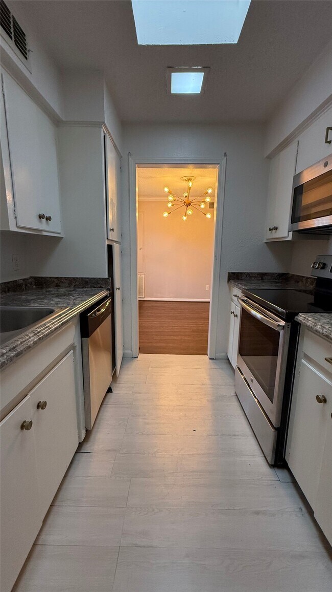 Foto del edificio - 2744 Briarhurst Dr