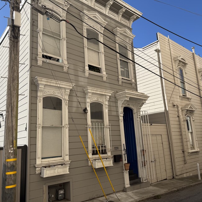 la casa - 131 Wilmot St