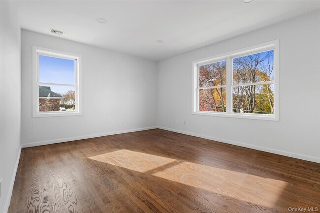 Foto del edificio - 91-93-93 Henry Ave