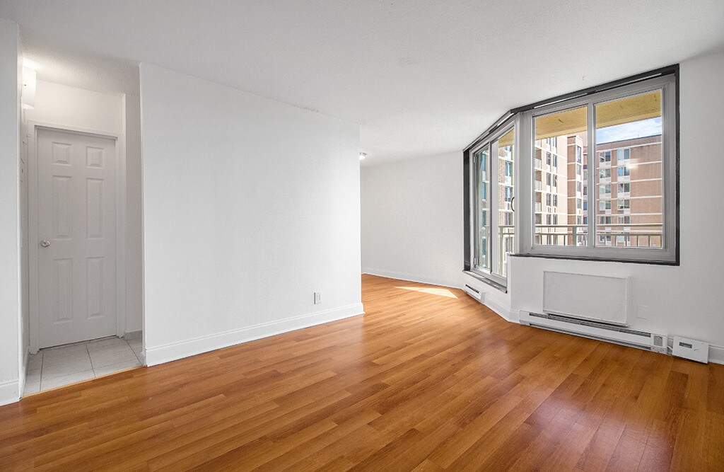 Foto principal - 422 E 102nd St