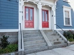 Building Photo - 10-12-12 Lynde St