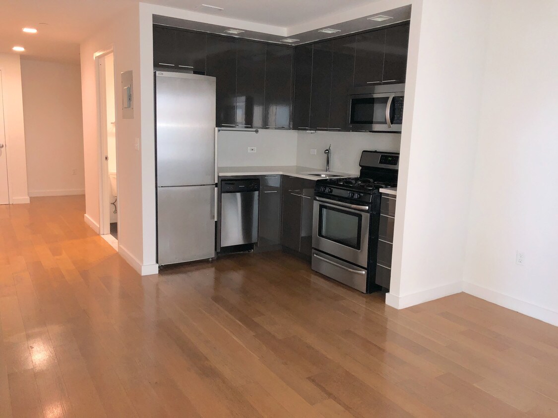 Foto principal - 41-18 Crescent St