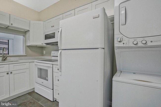 Building Photo - 1805 Crystal Dr