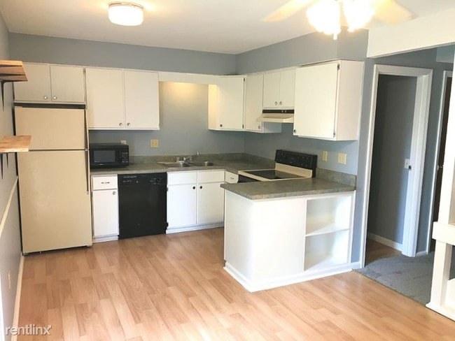 Building Photo - 3 br, 1.5 bath Townhome - 7 Dorset