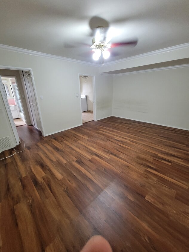 Building Photo - 425 N Doheny Dr