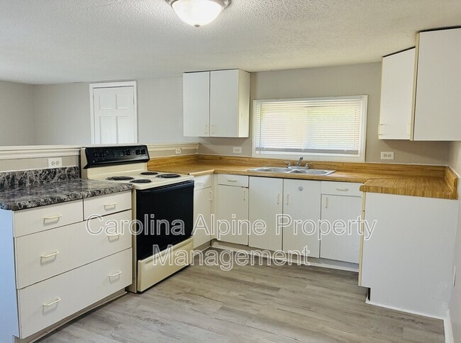 Building Photo - 618 Modena St